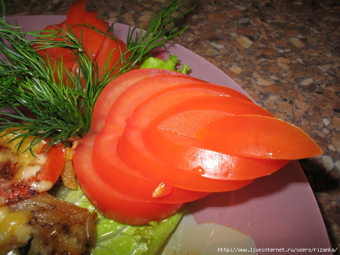 Салат с креветками, помидорами и сыром