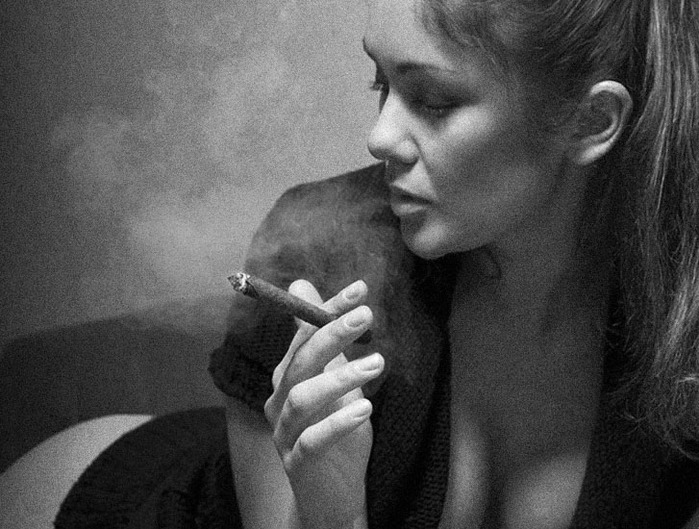 Сашка Вон курит сигаретку и дрочит киску в надежде кончить 
