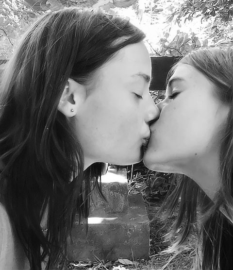 Русские девушки лесбиянки на улице прямо на лестнице трахнули друг друга