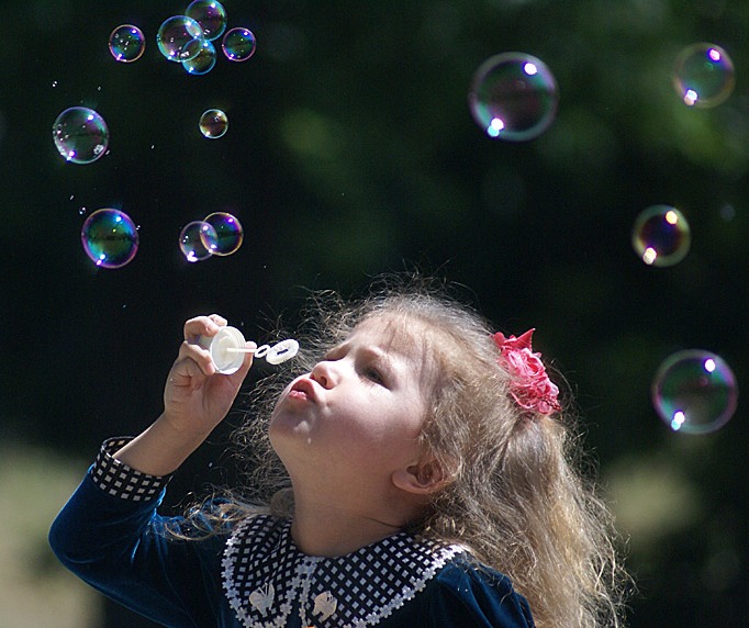Модница пускает дома мыльные пузыри