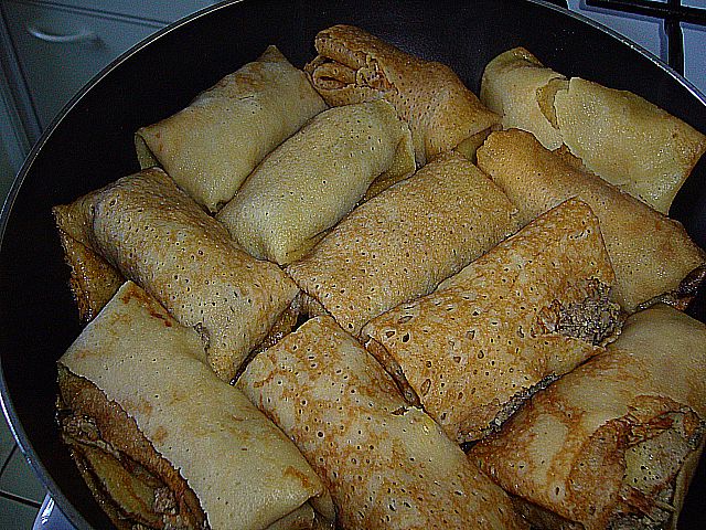 ...или сливочным маслом....я и блинчики так же делаю - нажарю блинов, а.