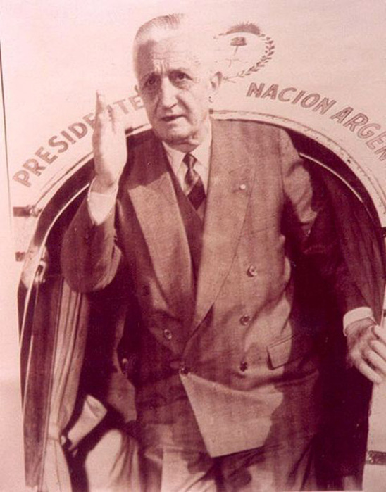 В 1963 году Arturo Illia избирается президентом Аргентины. в 1963 году