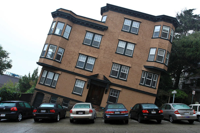 Русский холм в Сан-Франциско, вьющаяся улица и дом под углом в 40 градусов