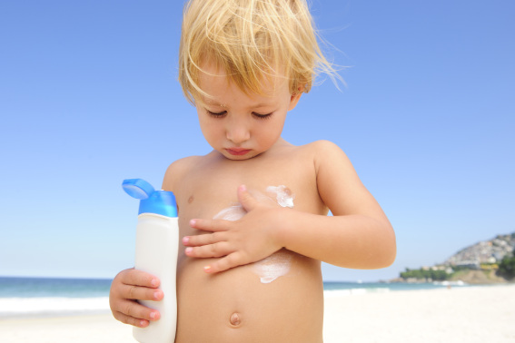 toddler-applying-sunblock-on-beach (567x378, 59Kb)
