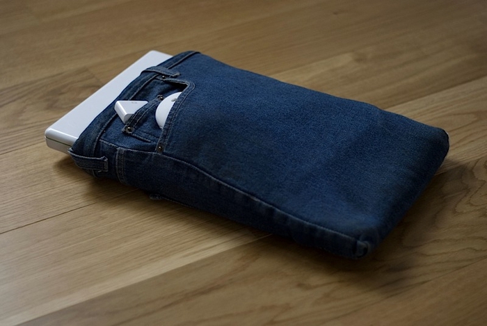 Чехол для нетбука из старых джинсов. Фото идея (2) (700x469, 180Kb)