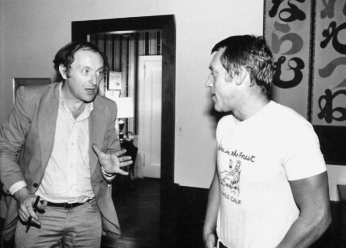 Эта фотография сделана Л.Лубяницким во время встречи двух поэтов на квартире Михаила Барышникова. август 1977 - это был второй приезд Высоцкого в Америку (700x502, 175Kb)
