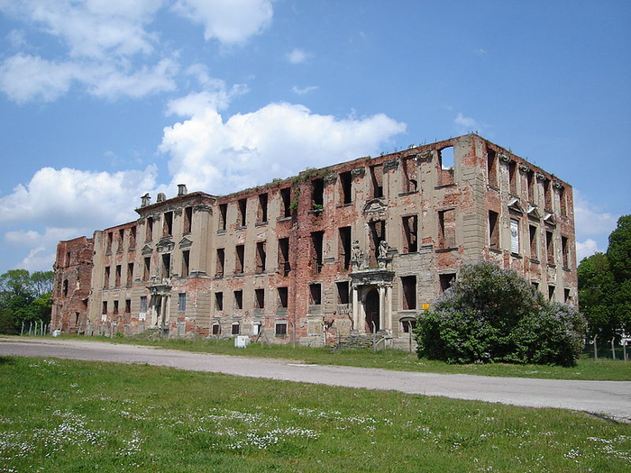 800px-Zerbst_Schlossruine (700x525, 428Kb)