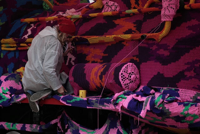 польская художница и её вязанные поезда