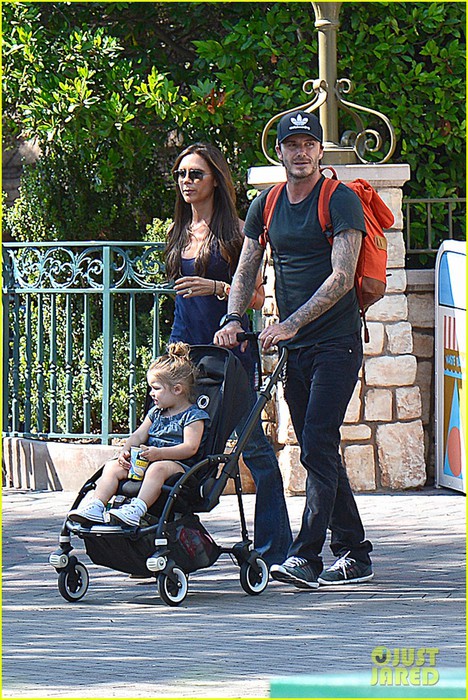 david-victoria-beckham-disneyland-family-trip-01 (468x700, 171Kb)