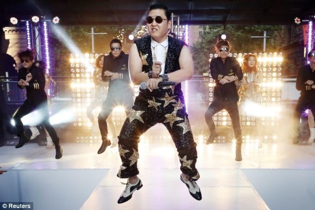 Медвежонок танцует известный Gangnam Style. Фотографии