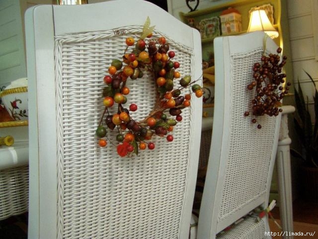 Chair-Backs-Decorated-with-Fall-Wreaths (640x480, 176Kb)