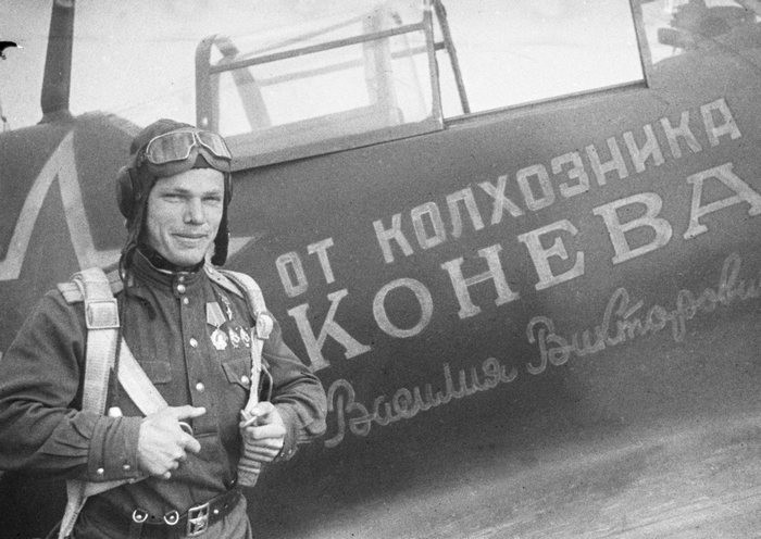 Иван Коржедуб рядом с самолетом Ла-5ФН, подарком колхозника Конева
