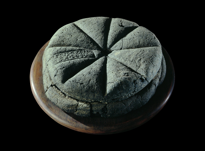 A-carbonised-loaf-of-bread-from-Pompeii (700x516, 254Kb)