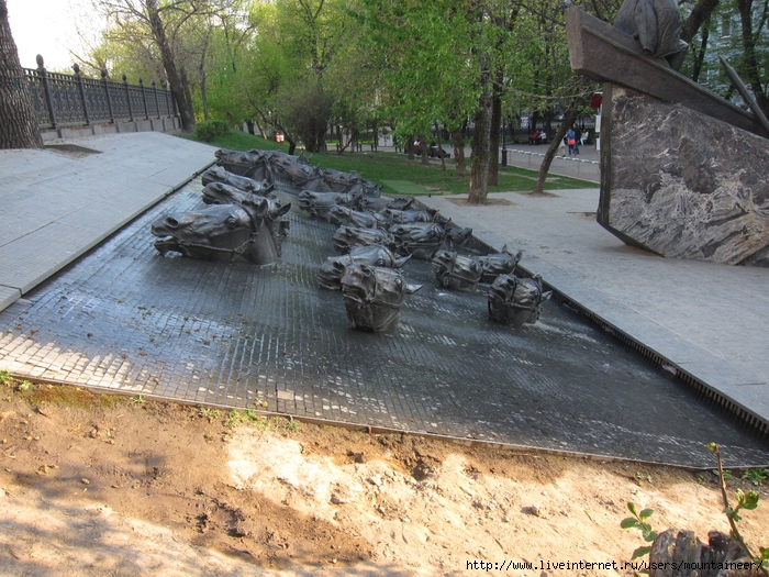 Памятник Шолохову на Гоголевском бульваре