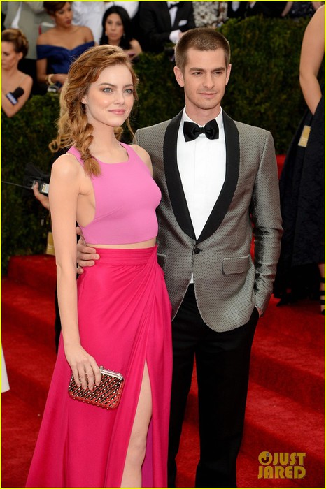 andrew-garfield-only-has-eyes-for-emma-stone-at-met-ball-2014-01 (466x700, 86Kb)