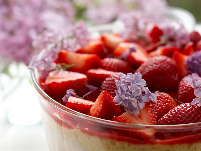 Food_Fruits_and_Berryes_Strawberries_and_lilac_020241_ (500x385, 295Kb)