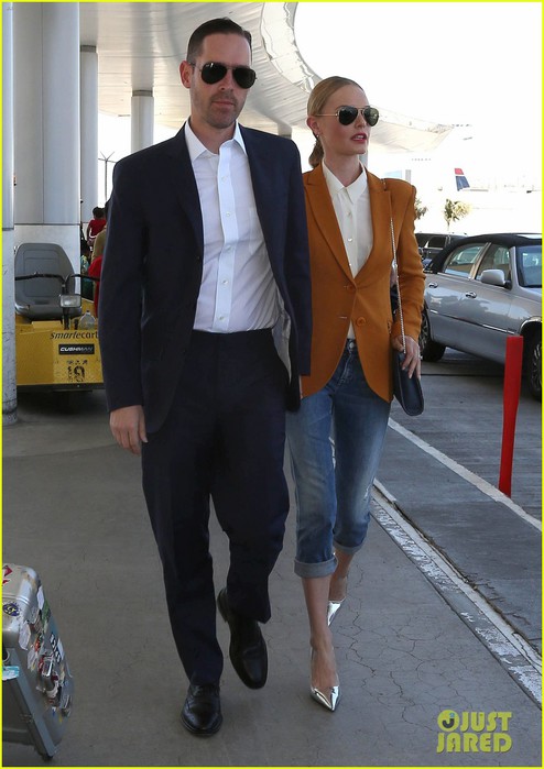 kate-bosworth-has-a-surreal-moment-at-the-airport-01 (494x700, 79Kb)
