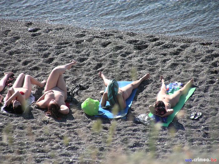 Лисья бухта, голые девушки на пляже в лиське (нудисткие пляжи в Крыму) .