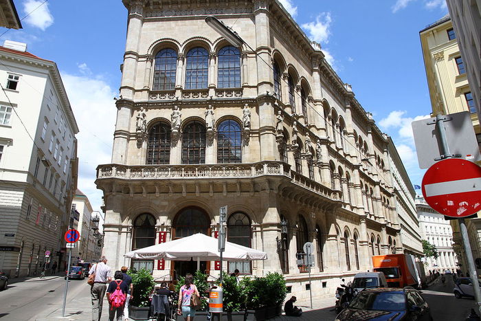 1280px-Cafe_Central_in_Vienna_exterior (700x467, 106Kb)