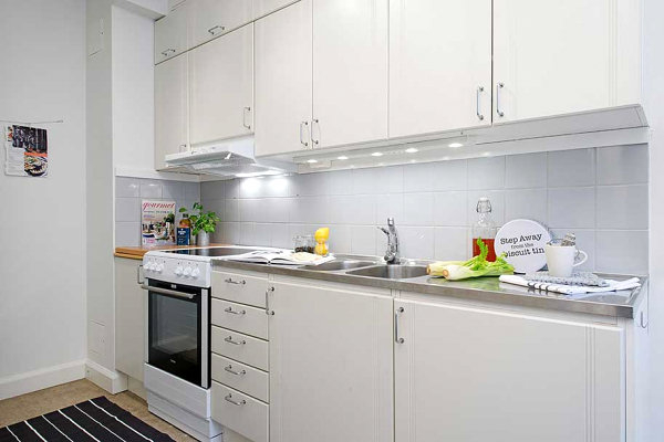 Small-white-kitchen-stainless-steel-countertops-modern-cabinets (600x400, 113Kb)