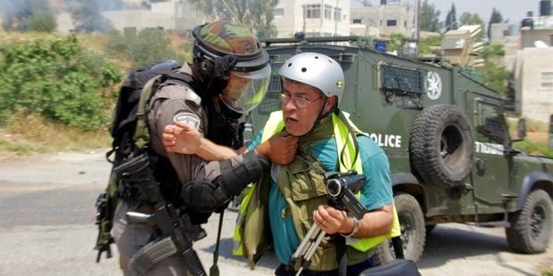 178439_Bilal_Tamimi_being_attacked_by_an_Israeli_soldier_at_a_protest_in_Nabi_Saleh_in_May_2013 (1) (620x310, 38Kb)
