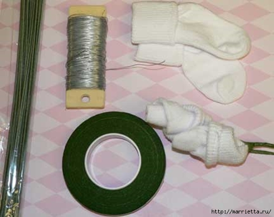 Подарок для новорожденного. Розочки из носочков (4) (550x435, 118Kb)