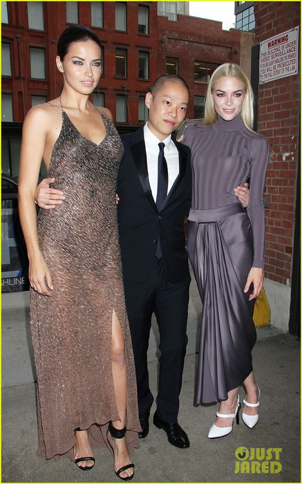 adriana-lima-jaime-king-represent-jason-wu-at-young-friends-of-acria-summer-soiree-03 (437x700, 102Kb)