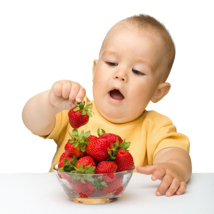 child_eats_a_strawberry-01 (700x699, 259Kb)