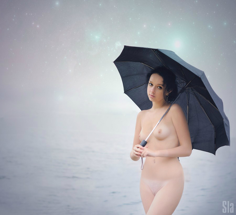 Голая вагина молодой женщины с зонтиком 