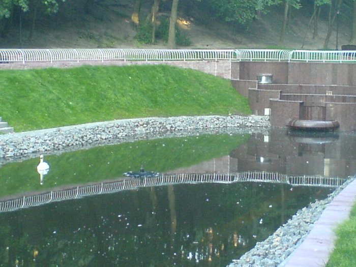 Набережная и фонтан паркового пруда