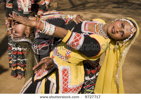 http://img0.liveinternet.ru/images/attach/c/0//52/361/52361788_stockphotoindiankalbeliadancersinactionintraditionalyellowandblackclothing9727717.jpg