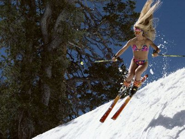 skiing-in-bikinis-09