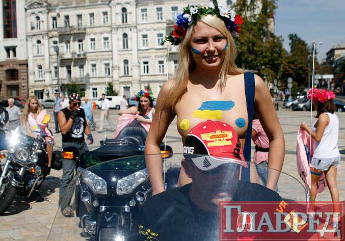 Активистки FEMEN разделись в честь Дня Независимости в Киеве, Украина, 24 августа 2010 года.