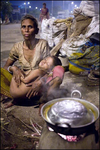Бездомная женщина со спящим мальчиком. (Индия / Индия / Калькутта)