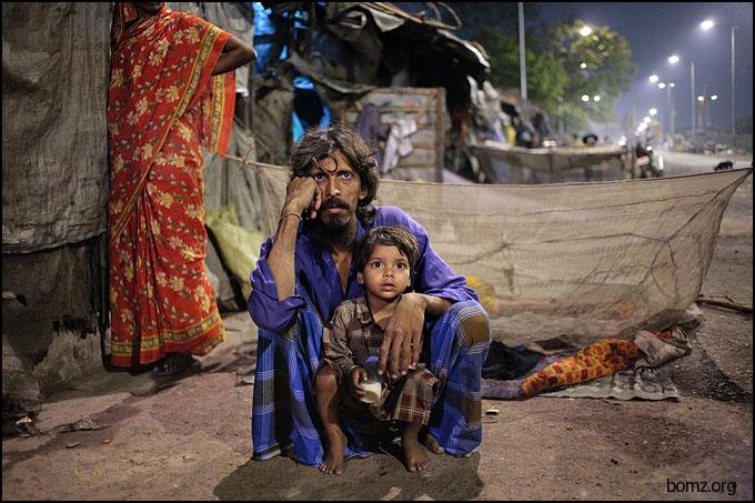 Бездомные отец и сын. (Индия / Индия / Калькутта)