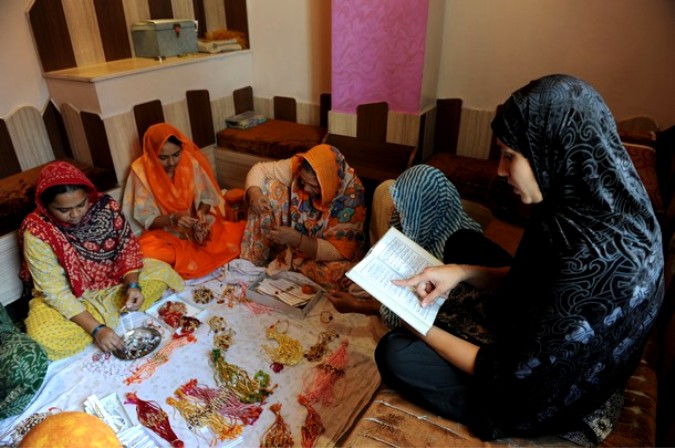 Ежегодный фестиваль Ракша Бандан (Raksha Bandhan) в Ахмадабаде, 17 августа 2010 года.