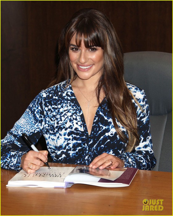 lea-michele-book-signing-grove-brunette-ambition-05 (560x700, 114Kb)
