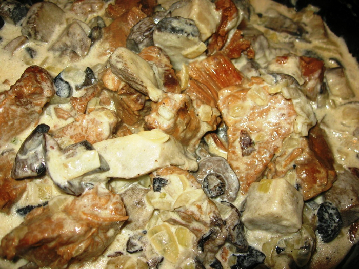 Говядина, тушенная с лесными грибами в сливках