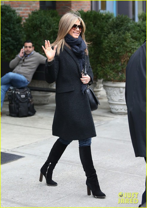 jennifer-aniston-justin-theroux-in-nyc-01 (493x700, 82Kb)