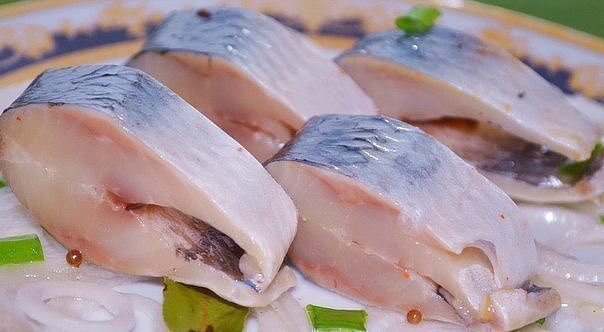 Засолить селедку кусочками в домашних условиях Засолить селедку кусочками в домашних условиях