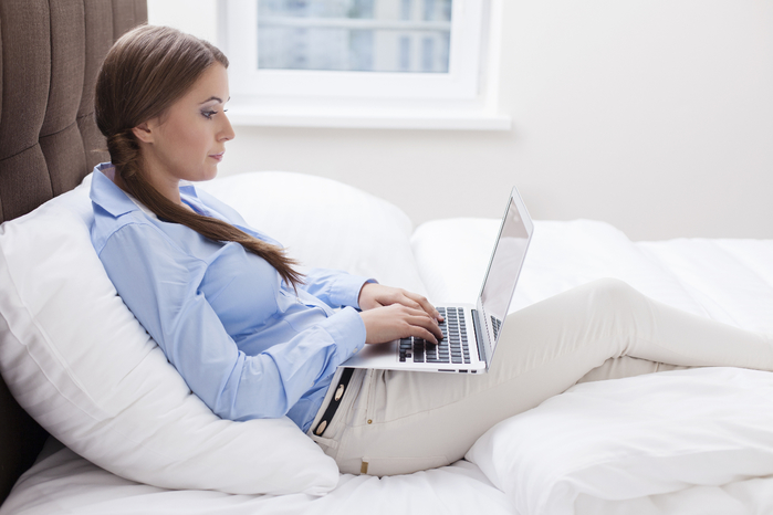 Woman-uses-laptop (700x466, 222Kb)