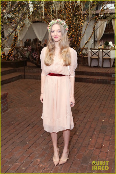 amanda-seyfried-playfully-poses-with-a-giant-photo-of-herself-01 (468x700, 101Kb)