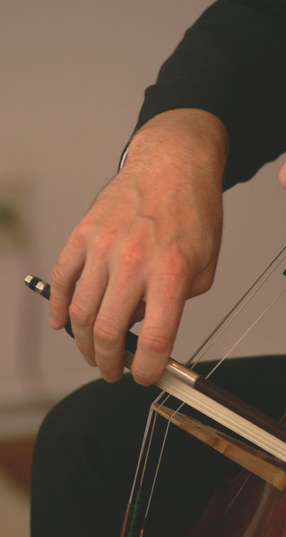 119330044_Bow_hand_Violoncello.jpg