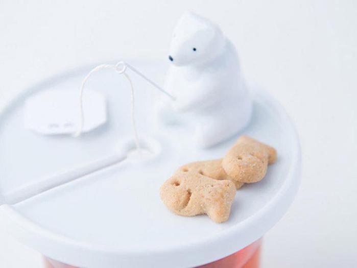Очаровательный белый мишка с пакетиком чая на удочке