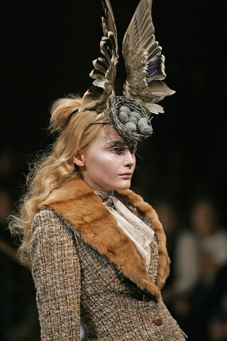 Birds_Nest_Headdress_made_with_Swarovski_Gemstones_by_Philip_Treacy_and_Shaun_Leane_for_Alexander_McQueen_AW_2006 (466x700, 298Kb)