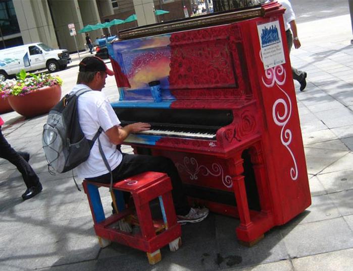 Проект Луки Джаррама: «Играй на мне, я твоё!» (пианино на улицах городов)