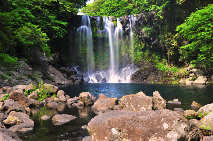 Cheonjiyeon_Waterfall_in_Jeju_by_Carvy64 (700x465, 151Kb)