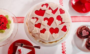 Как украсить торт марципановыми сердечками (360x216, 71Kb)