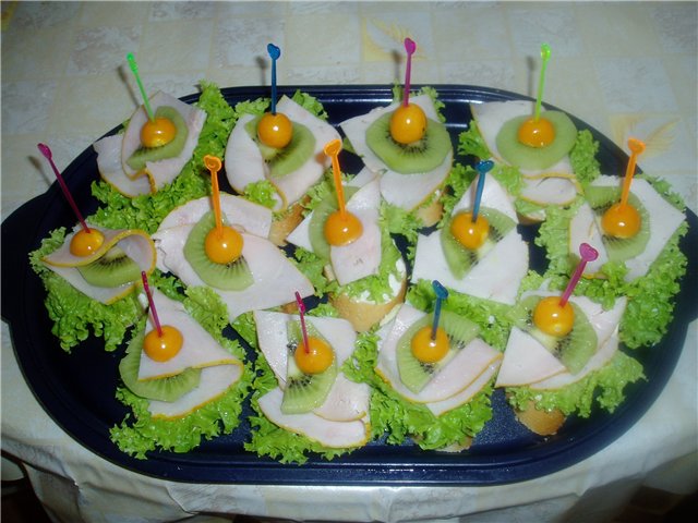 Курицы в духовке фаршированную рисом Курицы в духовке фаршированную рисом