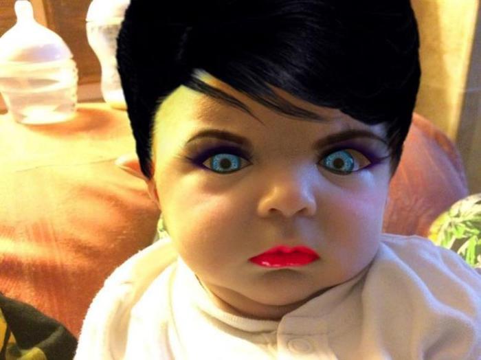 Мама сделала макияж младенцу в приложении смартфона